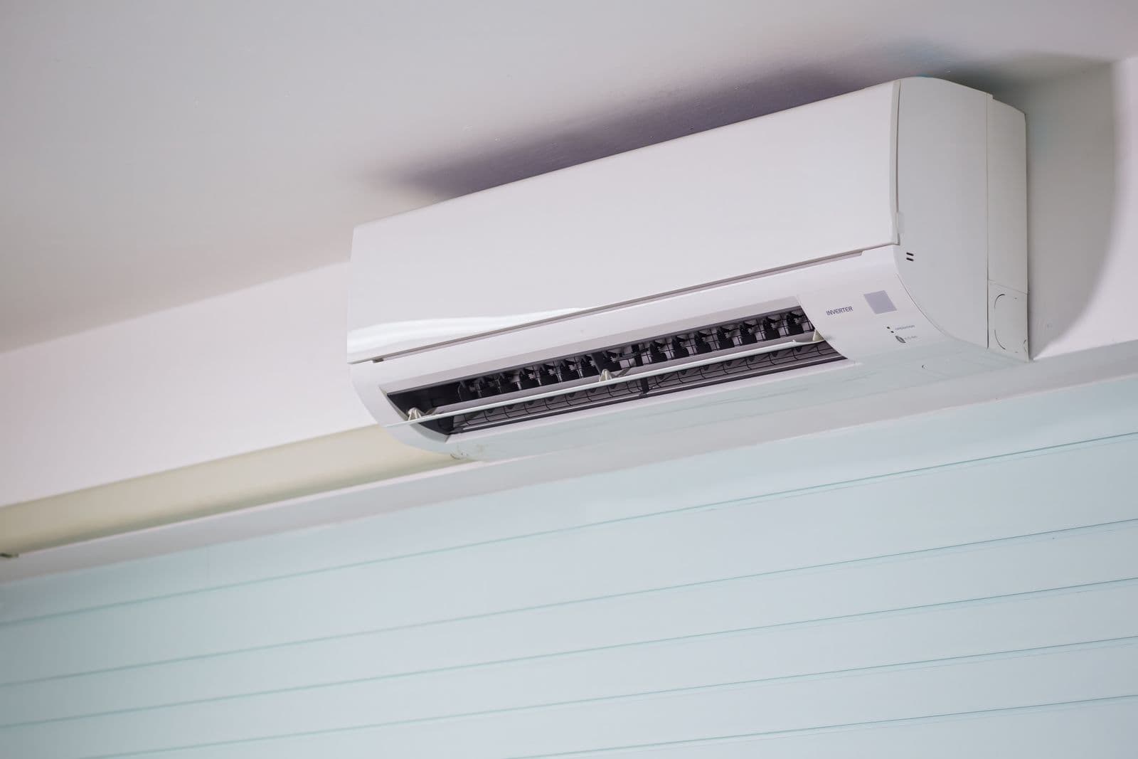 Witte wandairco tegen het plafond