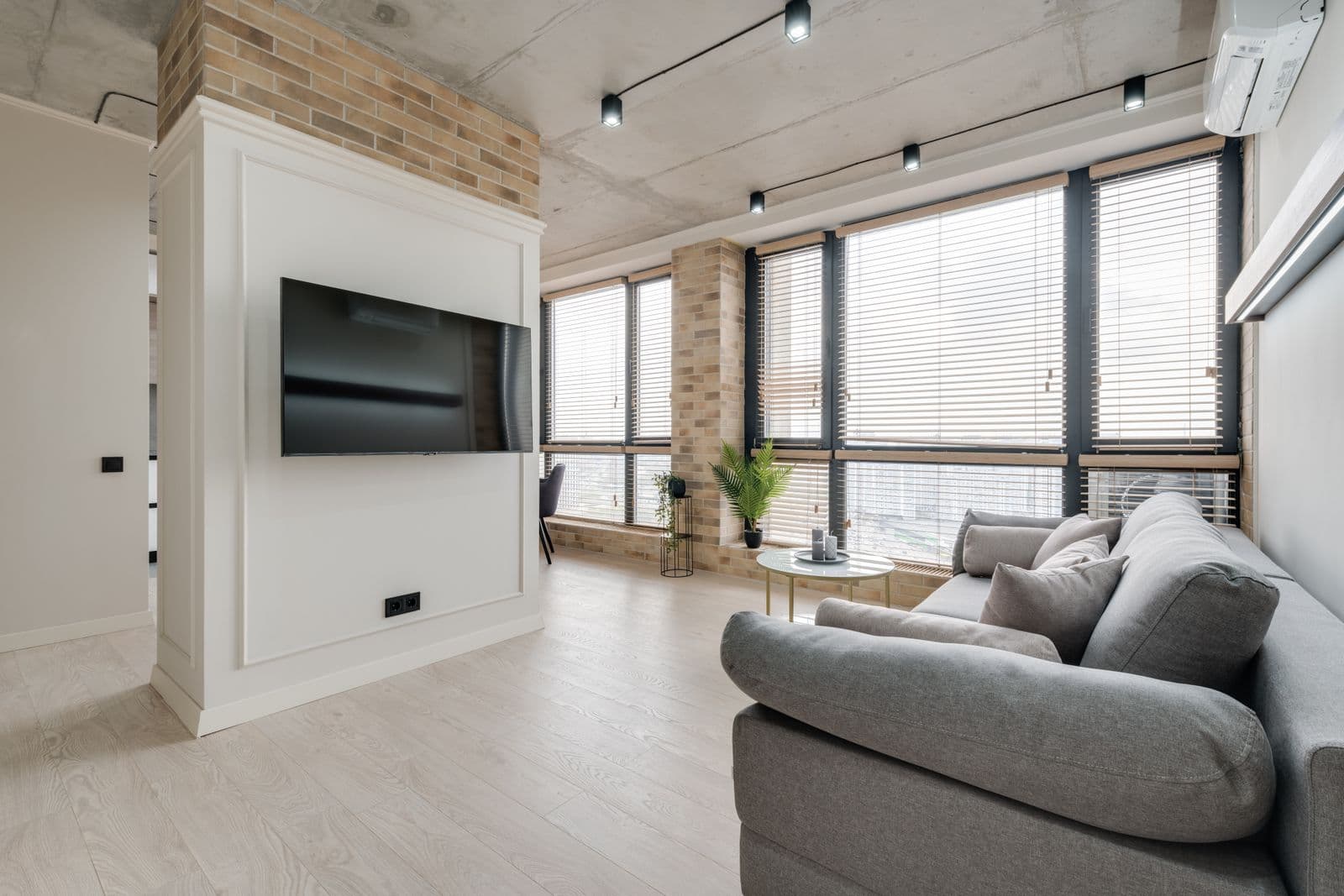 Gerenoveerde loft met bakstenen muur en betonnen plafond