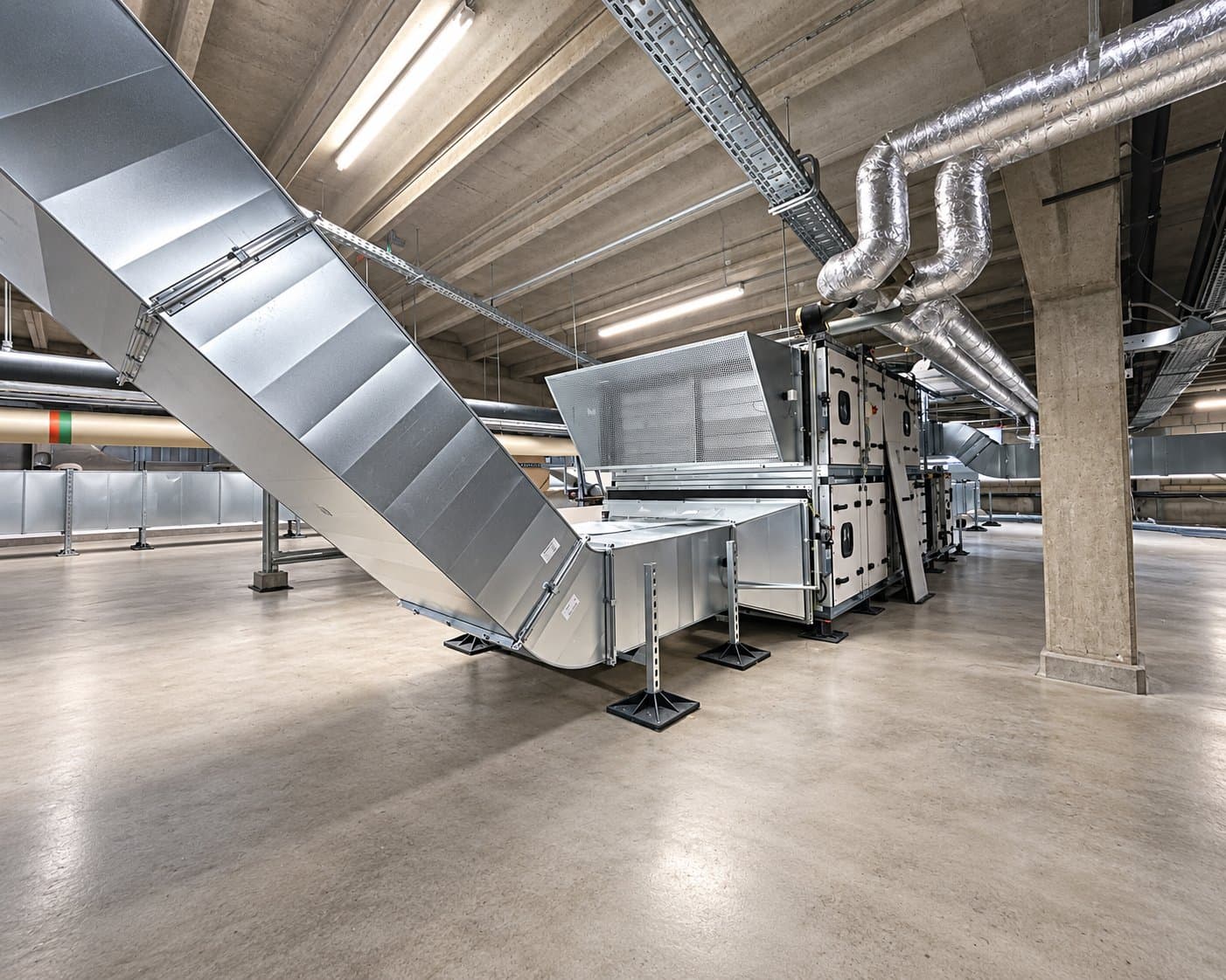 Ventilatiekanalen en een luchtbehandelingsunit, geplaatst door GH-GROEP op de campus van KU Leuven Kulak in Kortrijk