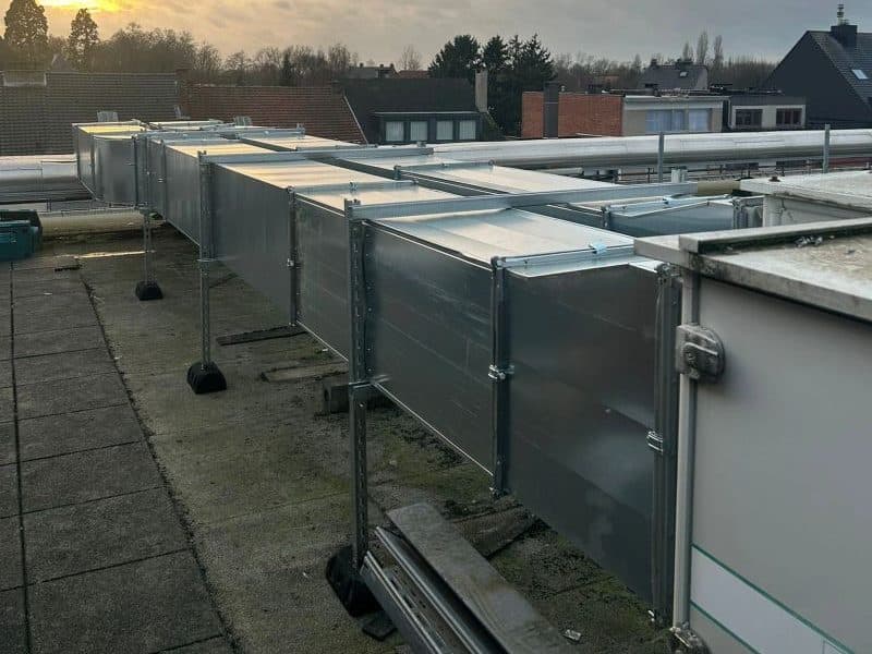 Nieuwe ventilatiekanalen op het dak van de AZORG-campus in Asse