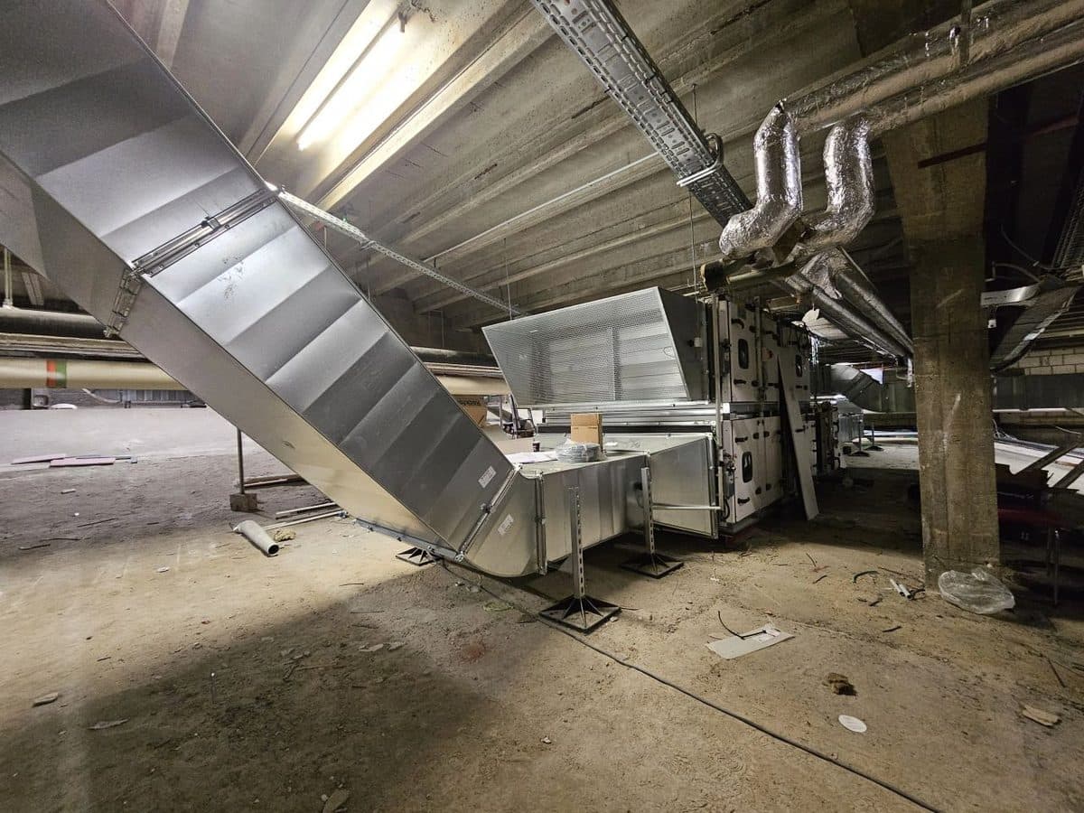 Ventilatiekanalen en luchtbehandelingsunit op de campus van KU Leuven Kulak in Kortrijk