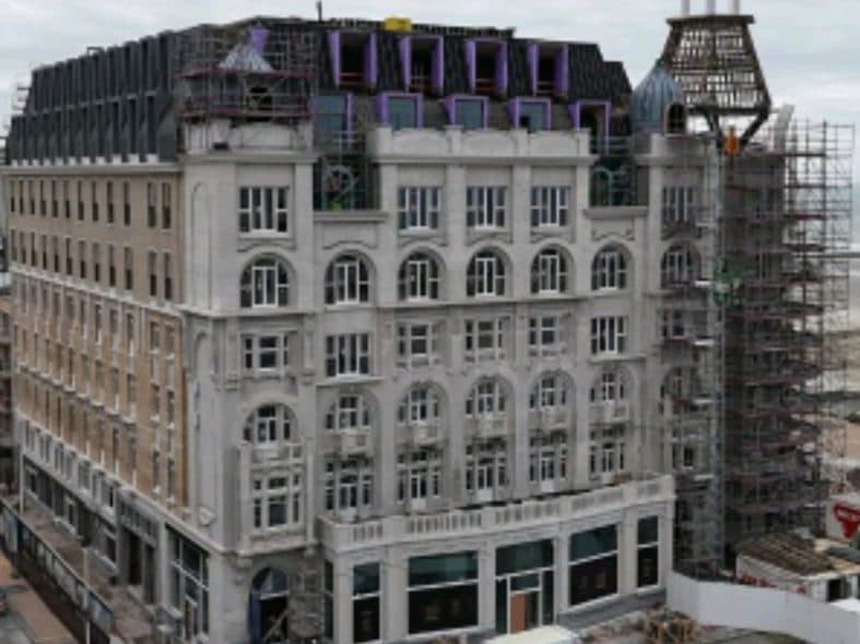 Hotel The Grande aan de kust in Nieuwpoort tijdens de werken