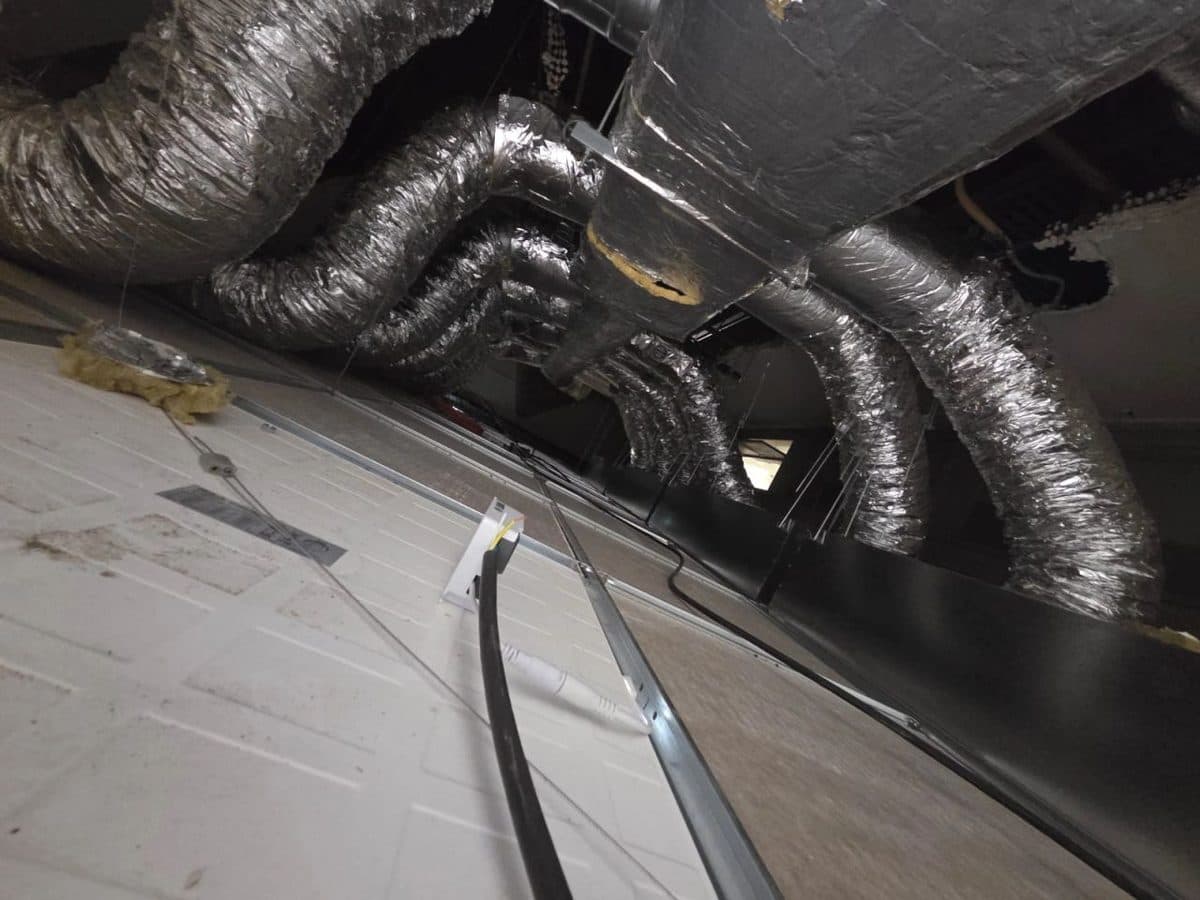 Ventilatiekanalen boven het plafond van Auditorium 2 van de UGent