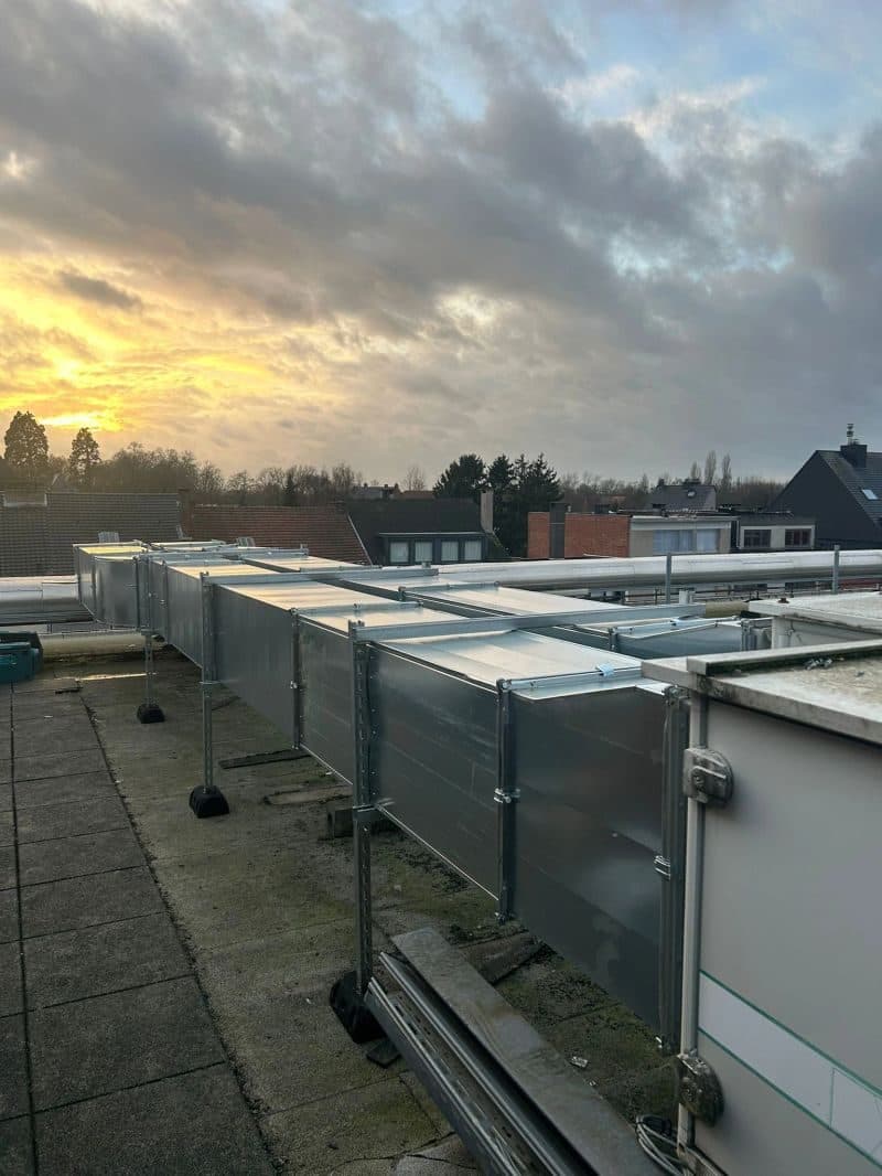 Nieuwe ventilatiekanalen van GH-GROEP op het dak van de AZORG-campus in Asse